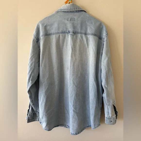 Gorgeously worn denim button down - Picture 4 of 5